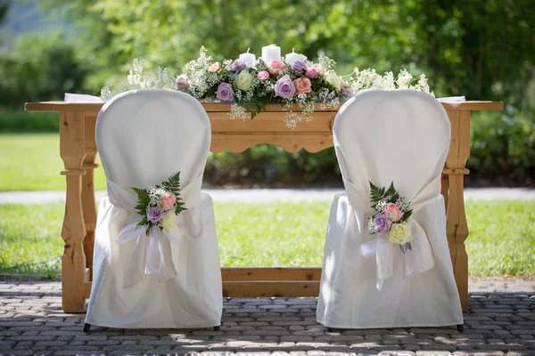 Cubiertas de la silla de boda con rosas frescas — Foto de Stock