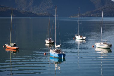 Bir yaz günü teknelerle Lake Como, İtalya