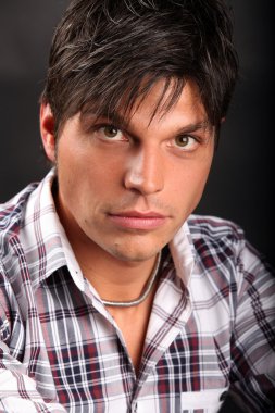 Siyah bir zemin üzerine genç adam. 