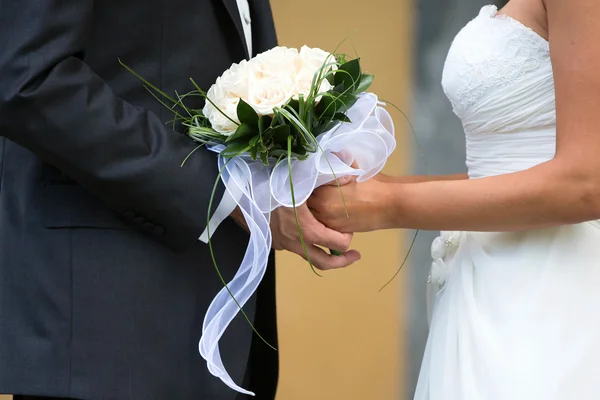 Bruid en bruidegom in een trouwdag — Stockfoto