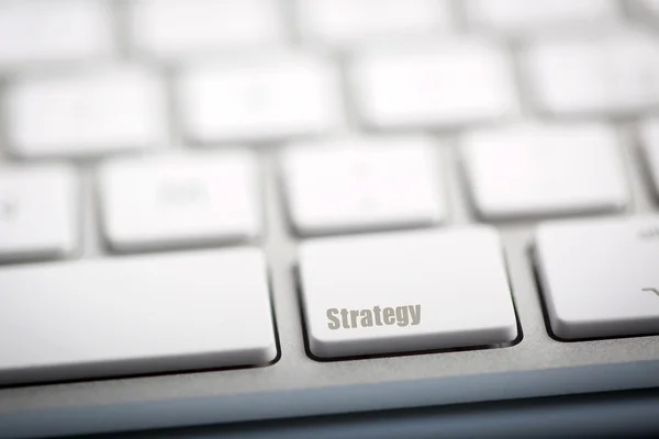 Das Wort "Strategie" auf der Tastatur geschrieben — Stockfoto