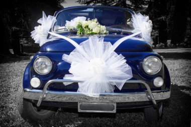 Düğün günü: Eski model İtalyan araba 