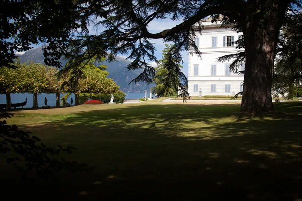 Visa av vackra park av Villa Melzi — Stockfoto