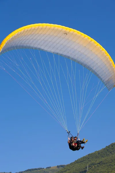 Paraglider i en blå himmel — Stockfoto