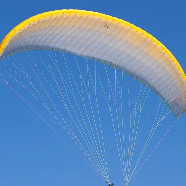 Paraglider in a blue sky — Stock Photo, Image