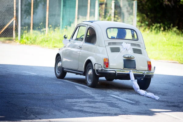 Wedding Day: Vintage Italian Car — Stock Photo, Image