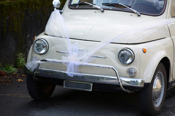 結婚式の日: ビンテージ イタリア車 — ストック写真