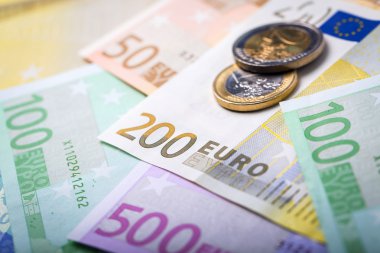 Closeup euro banknot ve madeni paralar