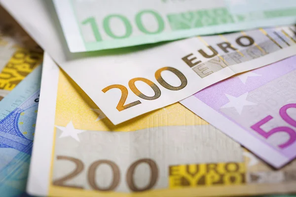 Close-up van euro-bankbiljetten en -munten — Stockfoto