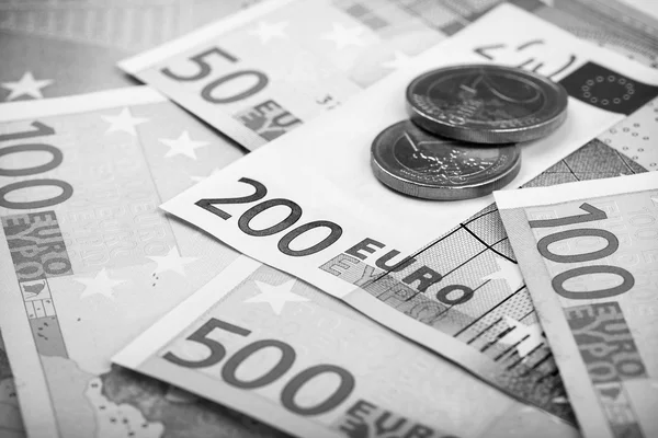 Primer plano de los billetes y monedas en euros — Foto de Stock