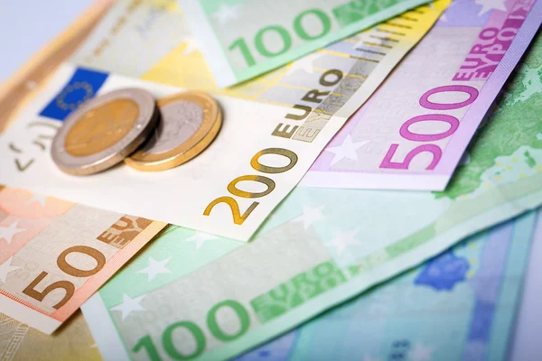 Primer plano de los billetes y monedas en euros — Foto de Stock