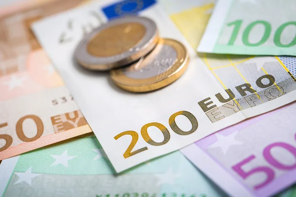 Close-up van euro-bankbiljetten en -munten — Stockfoto