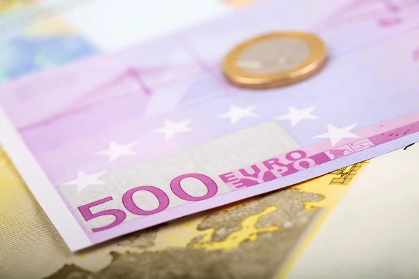 Gros plan sur les billets et pièces en euros — Photo