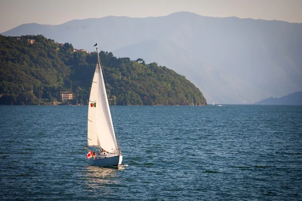 Barcos à vela no Lago de Como, Itália — Fotografia de Stock