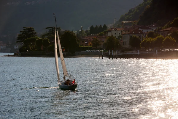 イタリアのコモ湖でヨット — ストック写真