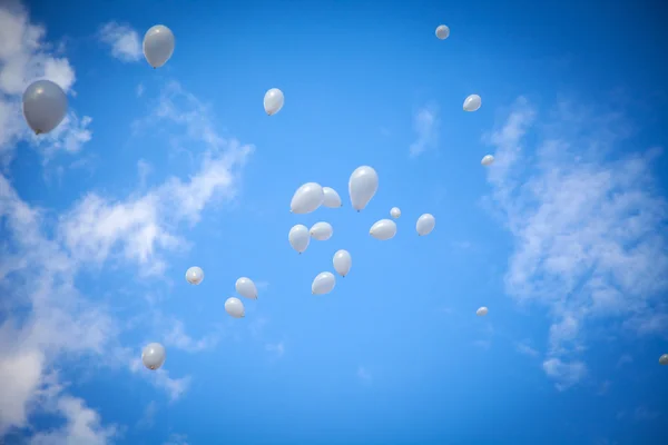 Witte ballonnen op hemelachtergrond — Stockfoto