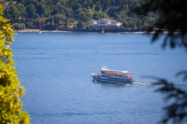 Navigering på sjön Como i sommar Royaltyfria Stockbilder