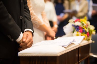 Gelin, damat ve buket düğün günü içinde