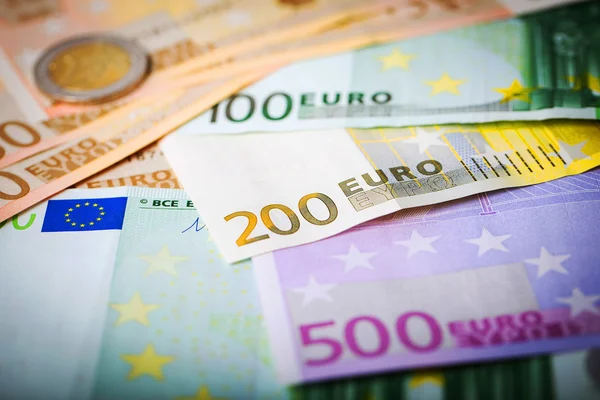 Närbild av eurosedlar och euromynt — Stockfoto