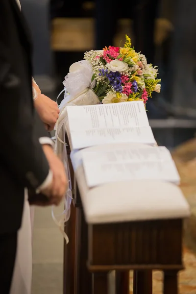 Noiva, noivo e buquê em um dia de casamento — Fotografia de Stock