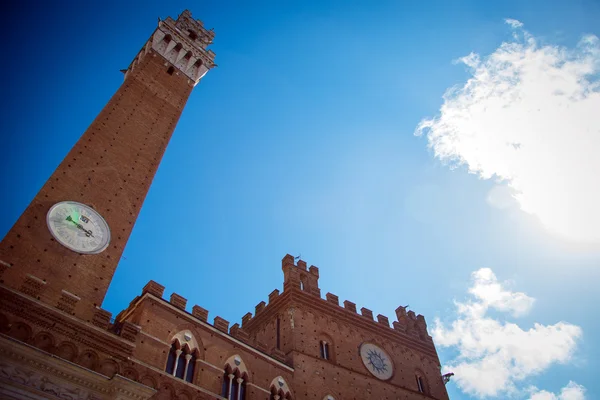 Готель Palazzo Pubblico e Торре-дель-Mangia — стокове фото