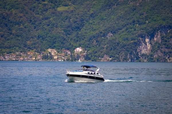 Lago de Como en un día de verano — Foto de Stock