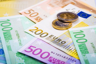 Closeup euro banknot ve madeni paralar