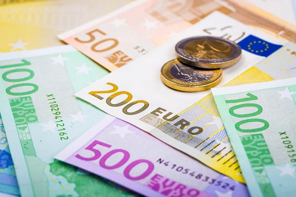 Gros plan sur les billets et pièces en euros — Photo