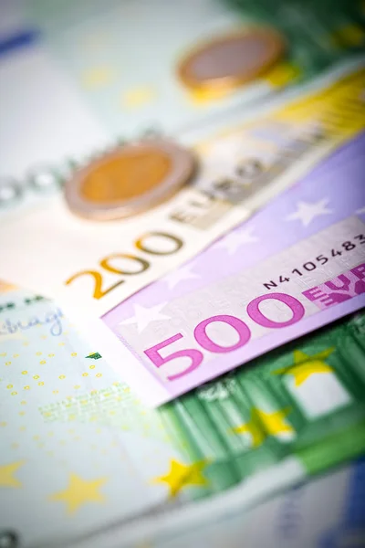 Närbild av eurosedlar och euromynt — Stockfoto