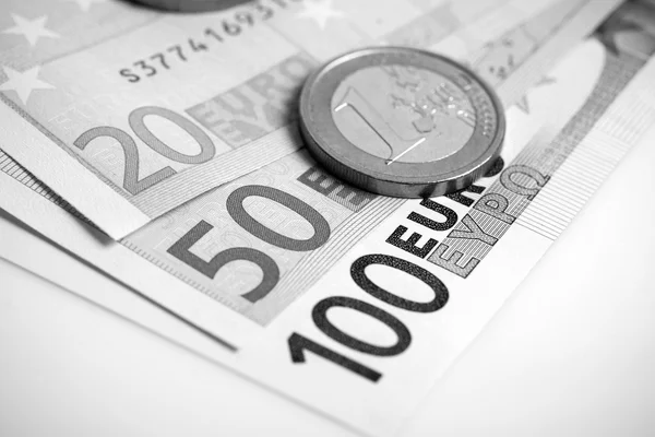 ユーロ紙幣と硬貨のクローズ アップ — ストック写真