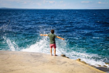 denize bakan genç adam