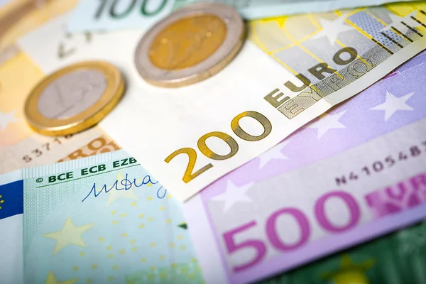 Närbild av eurosedlar och euromynt — Stockfoto