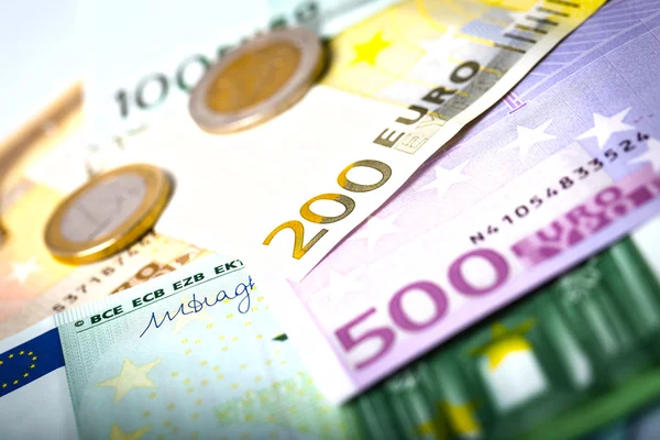 Primer plano de los billetes y monedas en euros — Foto de Stock