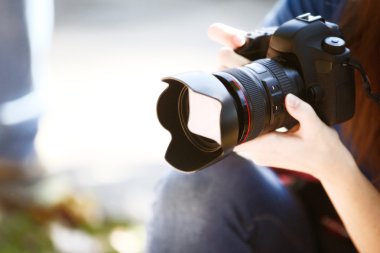 Bir Full Frame fotoğraf makinesi holding.