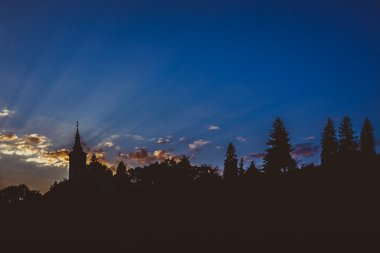 Sol tarafta kilisede