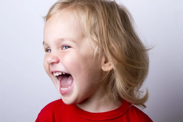 Emoções engraçadas menina gritando de perto — Fotografia de Stock