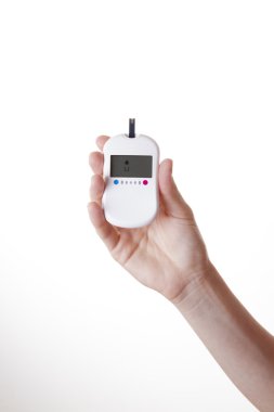 Şeker Ölçüm üzerinde beyaz izole kadın'ın elinde. Dikey atış