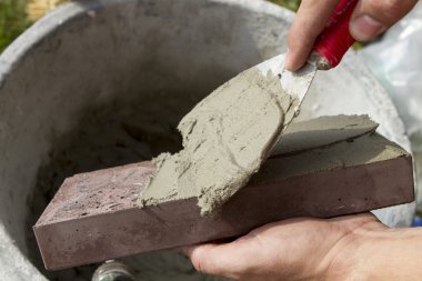 Çimentoda kaldırım taşları oluşturma süreci.