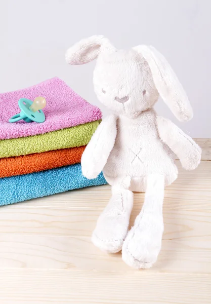 Lapin en peluche, mamelon nouveau-né, serviettes éponge — Photo