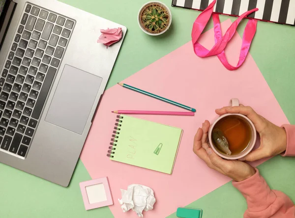 Vrouw desktop bovenaanzicht op groen en roze — Stockfoto