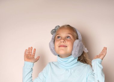 Kürk kulaklıkla poz veren tatlı kız.