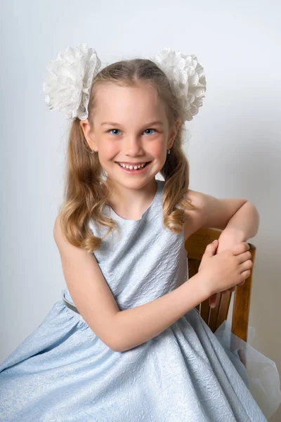 Portrét šťastně se usmívající dítě dívka izolované na bílém pozadí Stock Obrázky