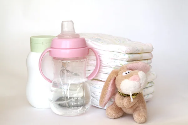 Детская одежда мягкие игрушки кролика художник подгузники бутылку — стоковое фото