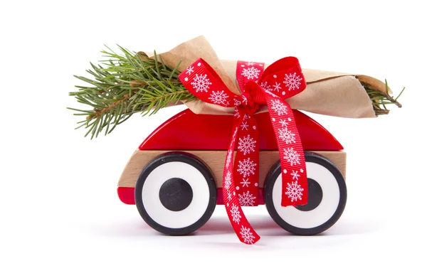 Árbol de Navidad ramas de abeto en coche de juguete . —  Fotos de Stock