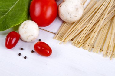 Makarna, domates, mantar ve biber