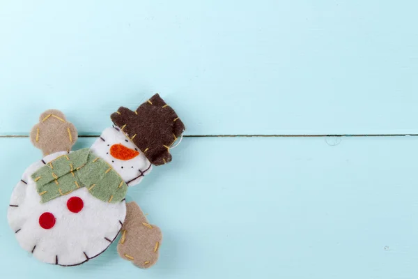 Игрушка Снеговик на деревянном фоне — стоковое фото