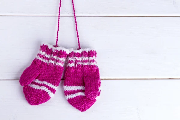 Kinder gebreide wanten op een houten achtergrond — Stockfoto