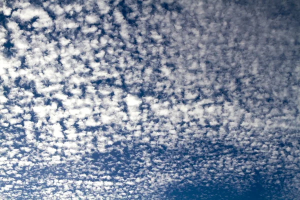 Himmel Wolken pockten viele kleine Wolken — Stockfoto