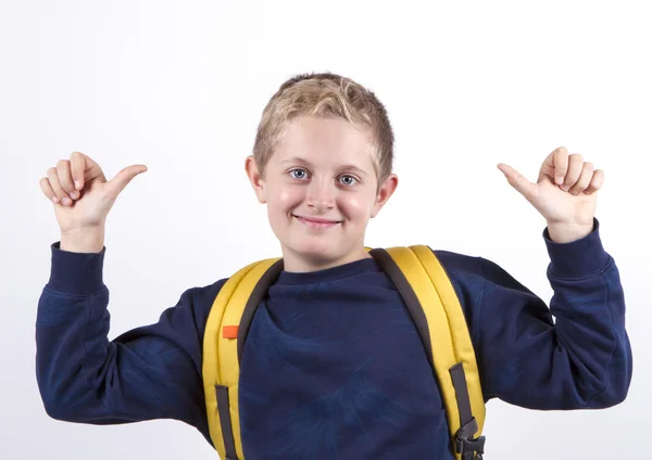 Niño feliz con mochila mostrando los pulgares hacia arriba aislado en la espalda blanca — Foto de Stock