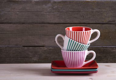 Renkli çizgili kahve fincanı raf